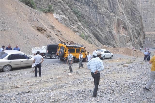 PKK'lıların "Hendek" kazdığı, Hakkari-Çukurca yolu hala kapalı