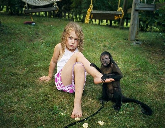 Vahşi hayvanlarla birlikte büyüyen kızın ilgi çekici fotoğrafları