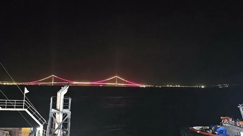 1915 Çanakkale Köprüsü sarı-kırmızı renklere büründü!