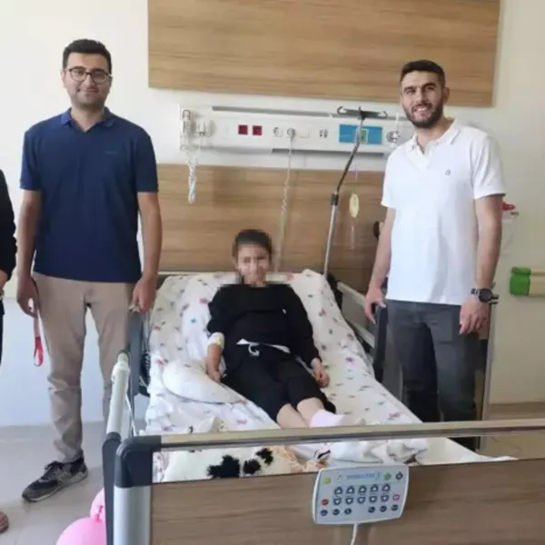 9 yaşında! Midesinden saç yumağı çıktı