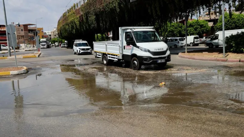 Adana'da su borusu patladı, cadde göle döndü
