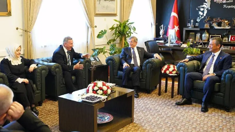 Davutoğlu'ndan Özel'e Sürpriz Ziyaret! Ankara'da Neler Oluyor?