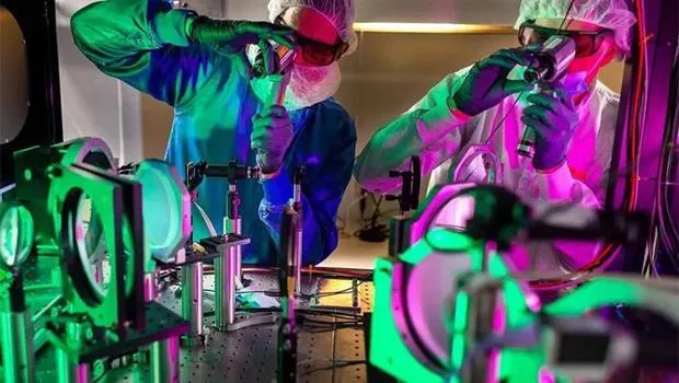 ZEUS Lazer: Dünyanın Elektriğinin 100 Katı Gücünde Şimşek Çaktı!