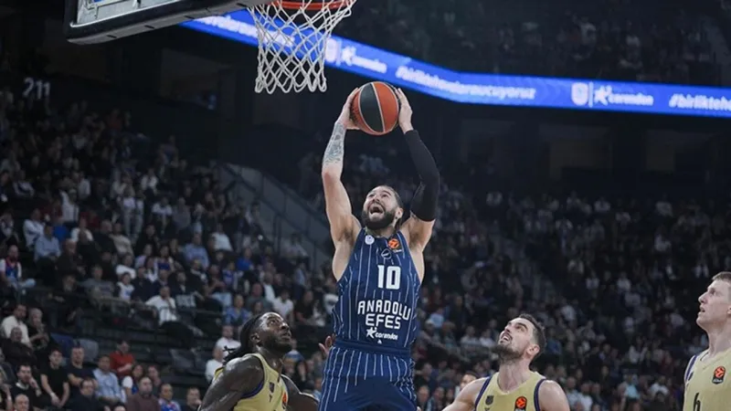 Efes Barcelona'yı Devirdi! Nefes Kesen Maçın Galibi Anadolu Efes