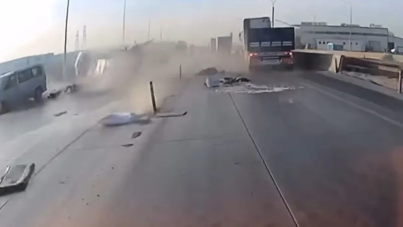 Araç sollamak isterken tırın önünde kaldı