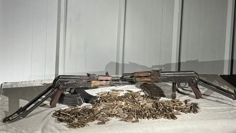 Araçta zulaladıkları bölümden otomatik silahlar çıktı: ‘Şok uygulamada” yakalandılar