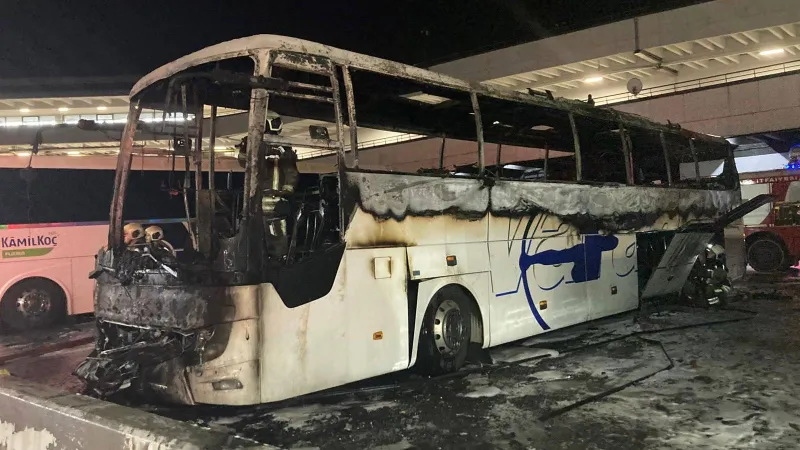 AŞTİ’de park halindeki yolcu otobüsü yandı