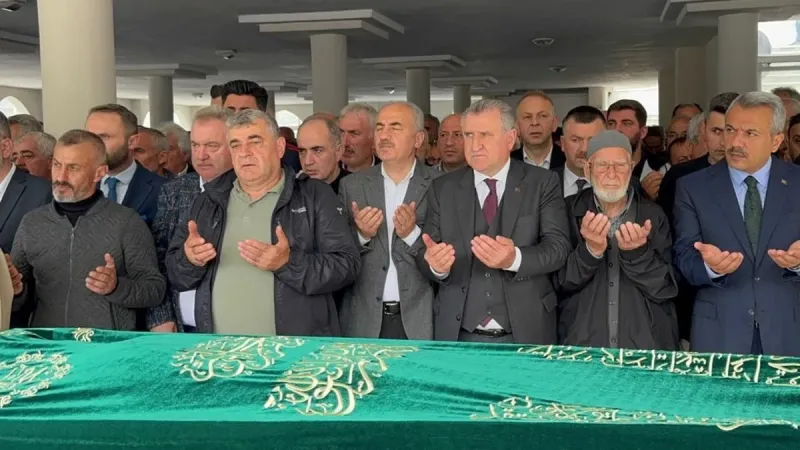 Bakan Bak amcasını toprağa verdi