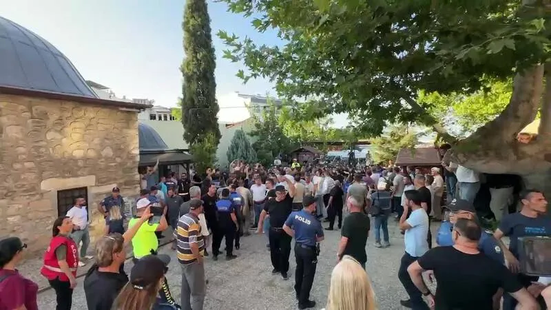 Balıkesir'de tarikat şeyhi için türbeye defin talebi; belediye reddetti, valilik ve emniyet devreye girdi, Cumhurbaşkanlığı karar verdi