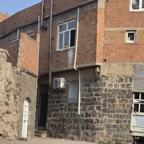 Başından vurulup öldü! Gözaltılar var... Evde silahlı çatışma!