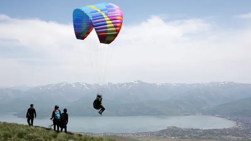 Bitlis'teki Nemrut Dağı, yamaç paraşütü tutkunlarının gözdesi oldu