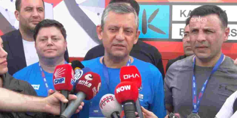 Özgür Özel'den İmamoğlu'na Destek: Kadıköy'de Cumhuriyet Koşusu!
