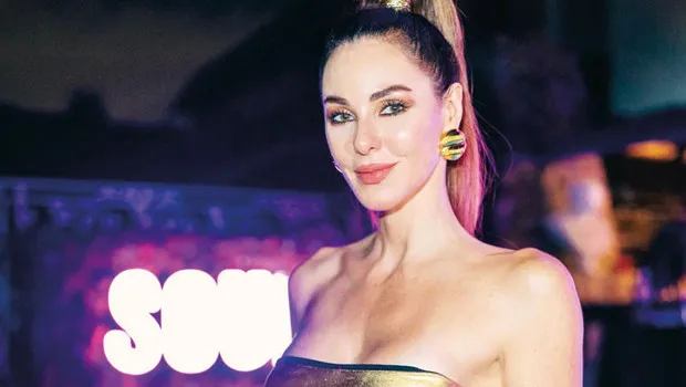 Defne’den sürpriz şarkı