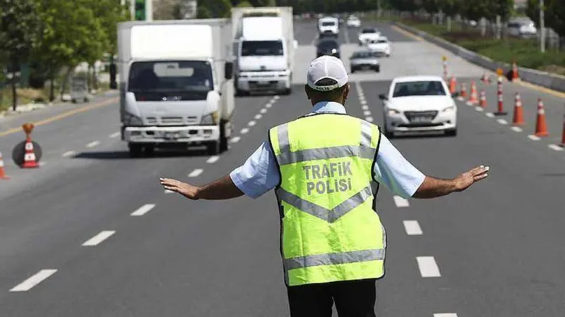 İstanbul'da Hangi Yollar Kapalı? Şampiyonluk Kutlaması Trafiği Felç Edecek!