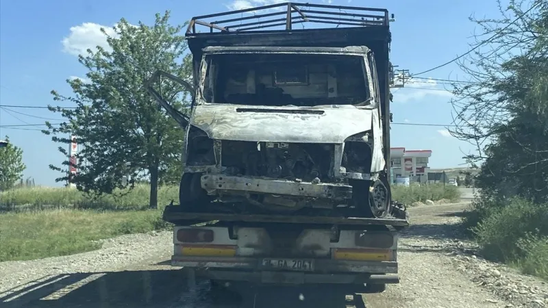 Diyarbakır'da Korkunç Olay! Kamyonette Baba Oğul Feci Şekilde Can Verdi