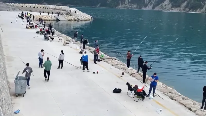 Amasra'da Balık Bereketi! Sahile Koşan Oltasını Kaptı!