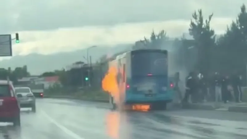 Erzurum'da Otobüs Alevlere Esir Oldu! Yolcular Son Anda Kurtuldu