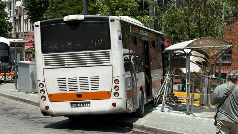Eskişehir'de Otobüs Faciası! Şoför Bayıldı, Durak Yerle Bir!