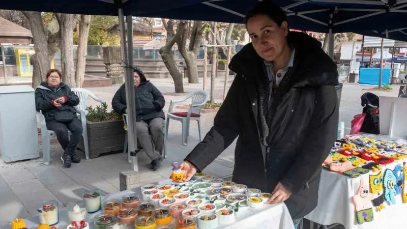 Evinde ürettiği estetik mumları stantta vatandaşlarla buluşturuyor