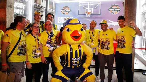 Fenerbahçe'nin Maskotu Yellow: Sosyal Medyayı Sallıyor!