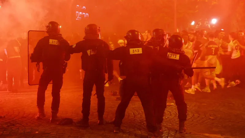PSG Şampiyonluğu Paris'i Karıştırdı! 81 Gözaltı Şoku