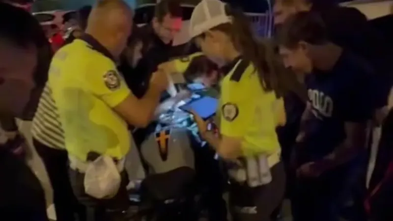 Gölcük’te “dur” ihtarına uymayan motosikletli polise çarpıp kaçtı