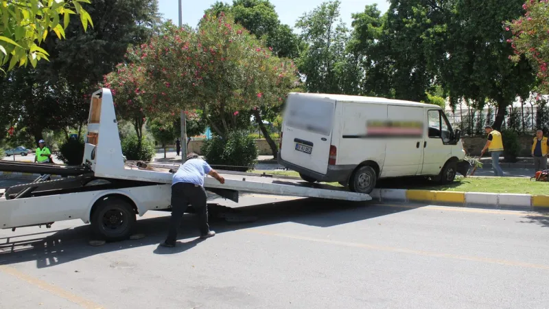 Aydın'da Minibüs Refüje Çıktı! Sürücü Nasıl Kurtuldu?