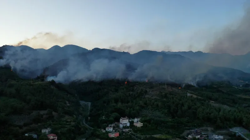 Hatay Dörtyol'da Korkutan Yangın! Alevler Kontrol Altında Mı?