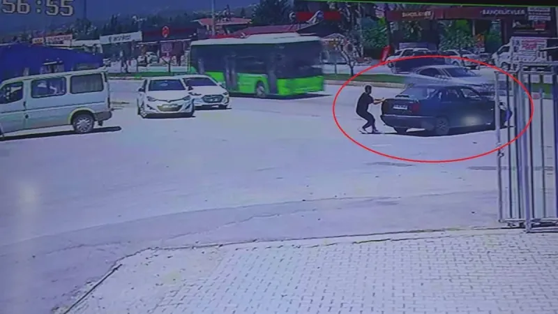 Hatay'da el frenini çekmeyi unuttuğu aracının peşinden koşsa da çaresiz kaldı, o anlar kamerada