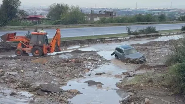 Hatay'da heyelanın kapattığı otoyolda araçlar mahsur kaldı