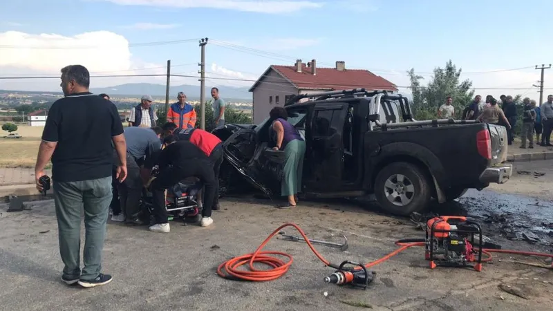 Uşak'ta Feci Kaza! Karşı Şeride Geçen Araç Ölüm Saçtı!