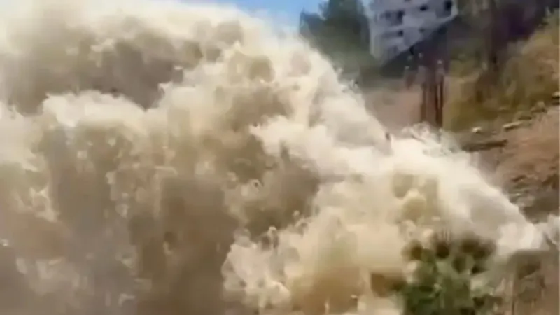 İspanya’da turistlere büyük şok! Su borusu patladı tatilleri çamura battı