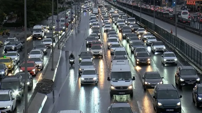 İstanbul'da Trafik Felç! Yağmur ve Yoğunluk Hayatı Durdurdu