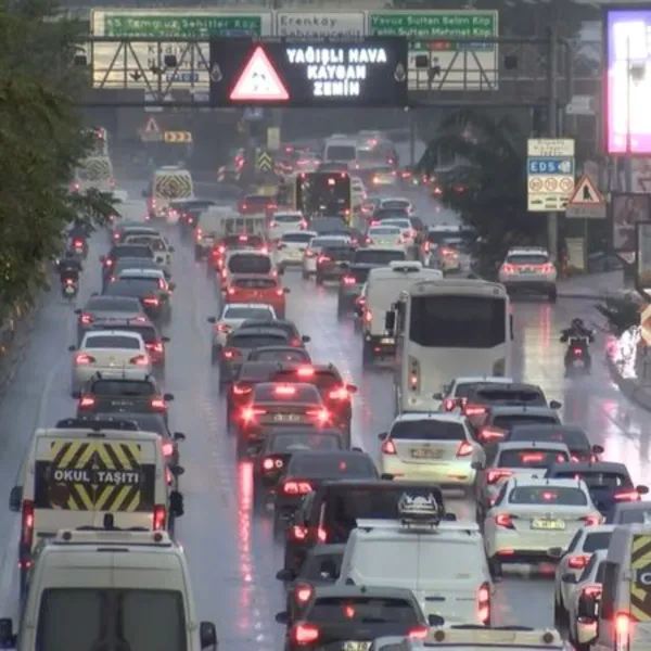 İstanbul'da Yağmur Çilesi! Trafik Felç, Yoğunluk %80'e Vurdu!