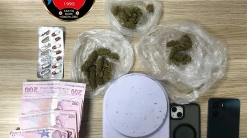 İzmir Polisi Alarmda! 585 Suçlu Yakalandı, Şehir Rahat Bir Nefes Aldı