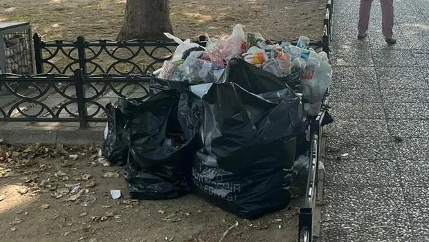 İzmir'de grev devam ediyor: Konak'ta çöpler birikti