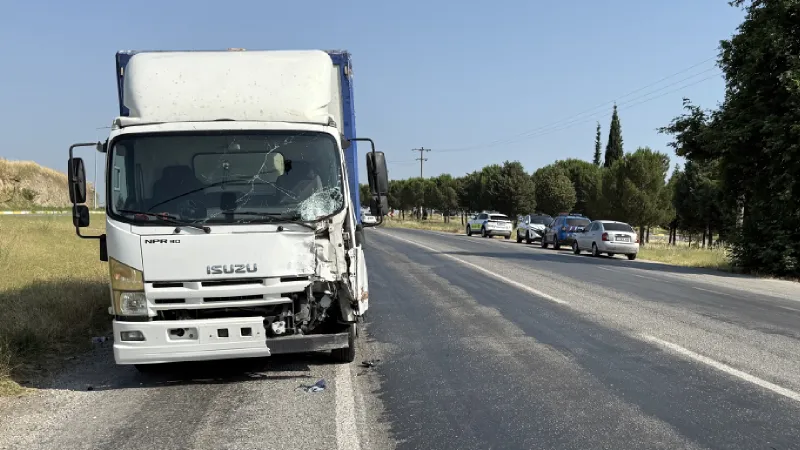 İzmir Tire'de Feci Kaza! Kamyonet Motosikletleri Biçti: 1 Ölü!