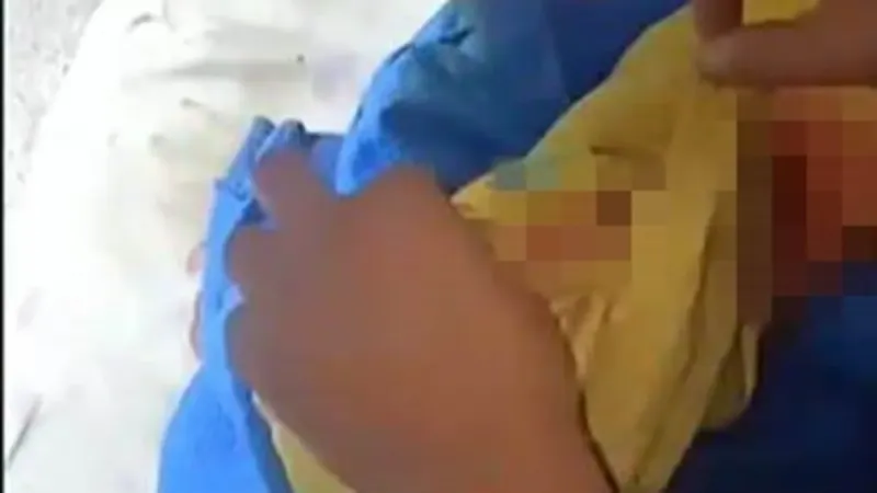 İzmir'de oturduğu binanın çatısında doğum yapıp bebeği ölüme terk etti