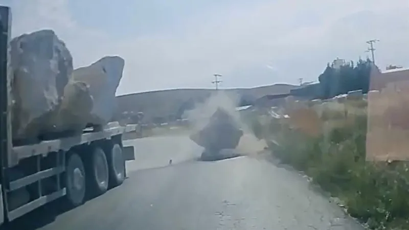 Kamyondan Düşen Mermer Az Kalsın Facia Yaratıyordu!