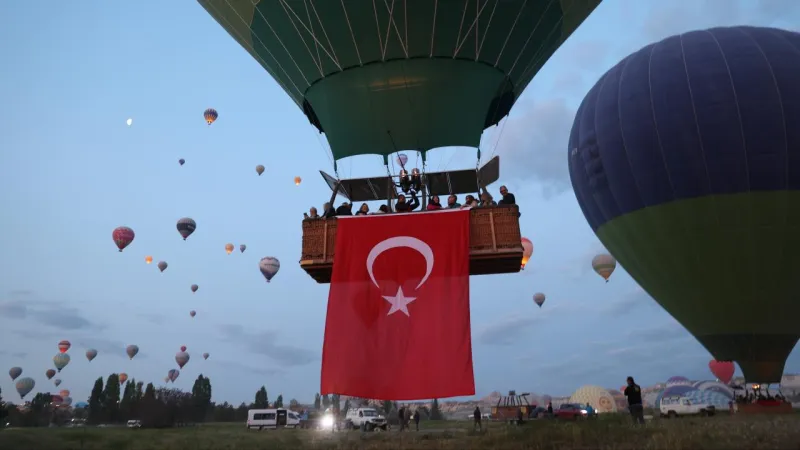 Kapadokya'da 19 Mayıs Coşkusu: Balonlar Gökyüzünü Bayraklarla Süsledi!