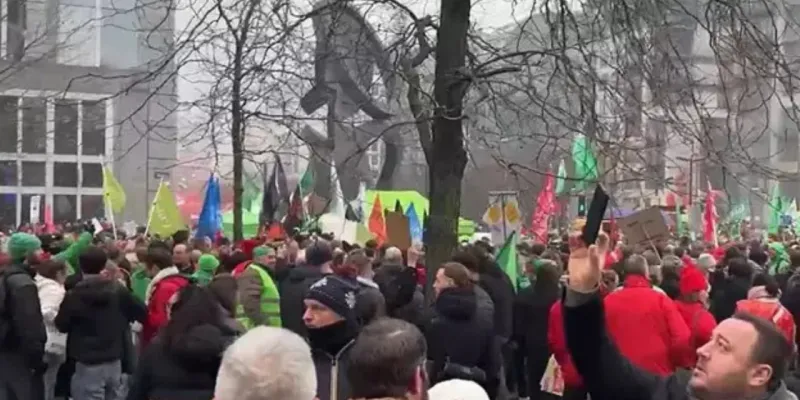 Belçika'da Memurlar Ayaklandı! Kemer Sıkma Politikalarına Grevli Protesto