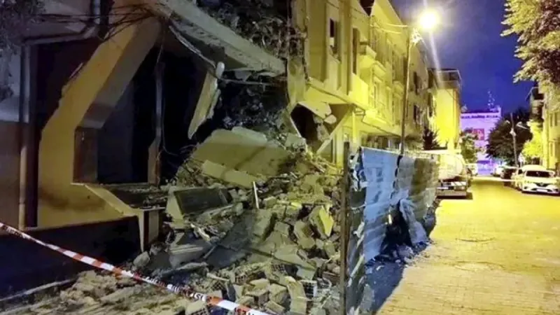 Avcılar'da Korkunç Anlar! Bina Kendiliğinden Çöktü!
