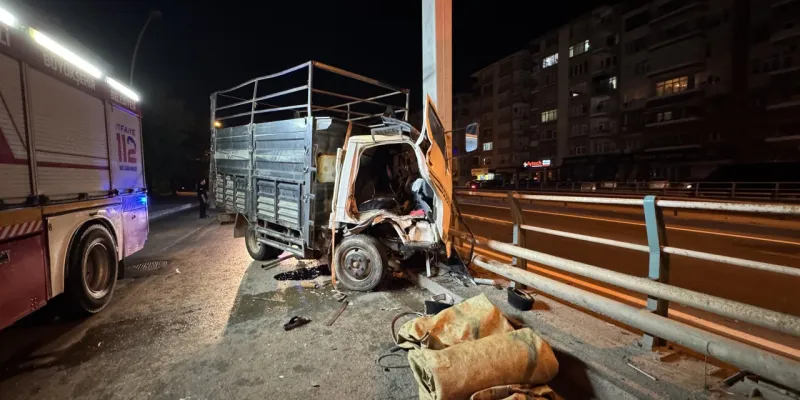 Kocaeli'de Kamyonet Kazası! Sürücü İçerde Mi Kaldı? Şok Detaylar!
