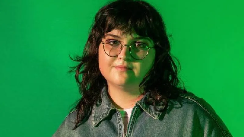 "Köklerinden kopmadan ama yeniden yorumlayarak"; alternatif popun genç sesi Yas Akdağ, köklerini ve müzik yolculuğunu anlatıyor