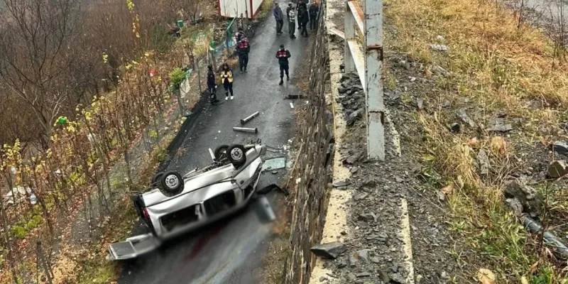 Kontrolden çıkıp bariyeri aştı: Alt yola düşen araçtaki 3 kişi öldü