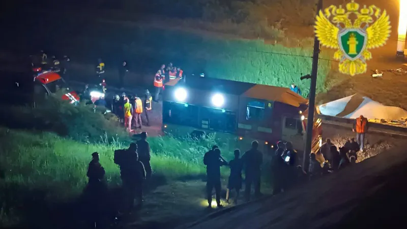 Köprü yolcu treninin üzerine çöktü: Ölü ve yaralılar var