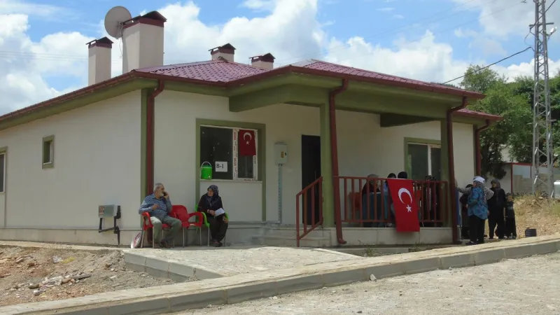 Depremzedelere Müjde! Köy Tipi Konutlar Teslim Ediliyor!