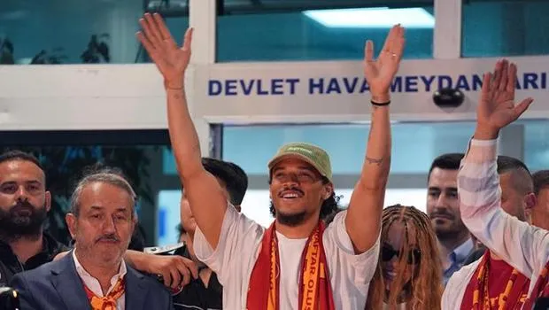 Leroy Sane resmen Galatasaray'da! Dün gece İstanbul'a geldi, uçağını 1 milyon kişi canlı izledi