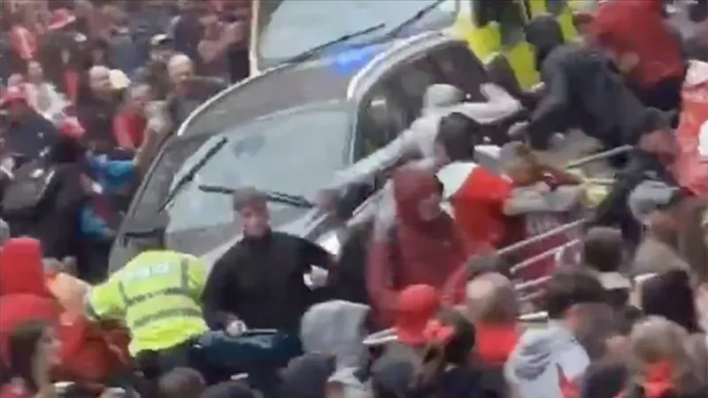 Liverpool'da bir araç, geçit töreninde kalabalığın arasına daldı: 47 yaralı