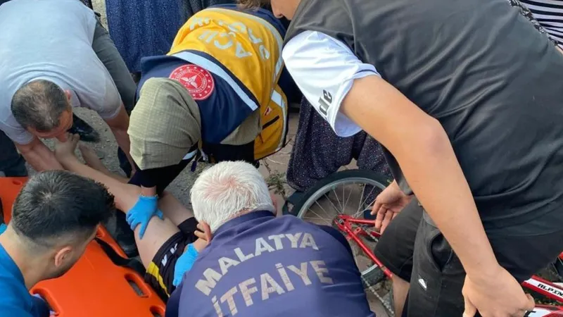 Malatya'da Feci Kaza! Otomobil Çocukların Arasına Daldı!